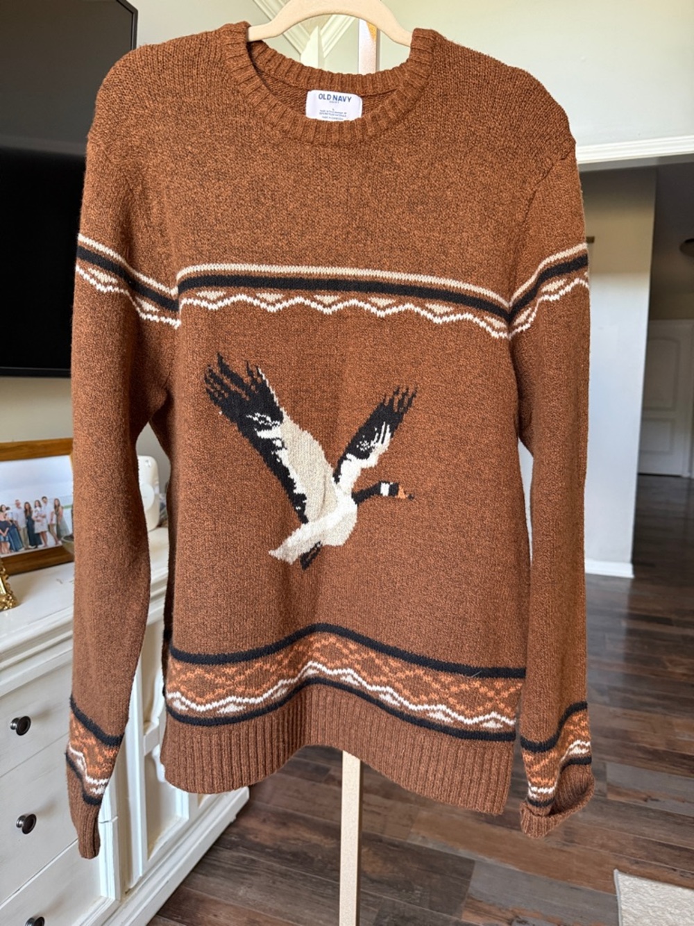 Old Navy Men's Rust Brown Crewneck Sweater with Duck Motif